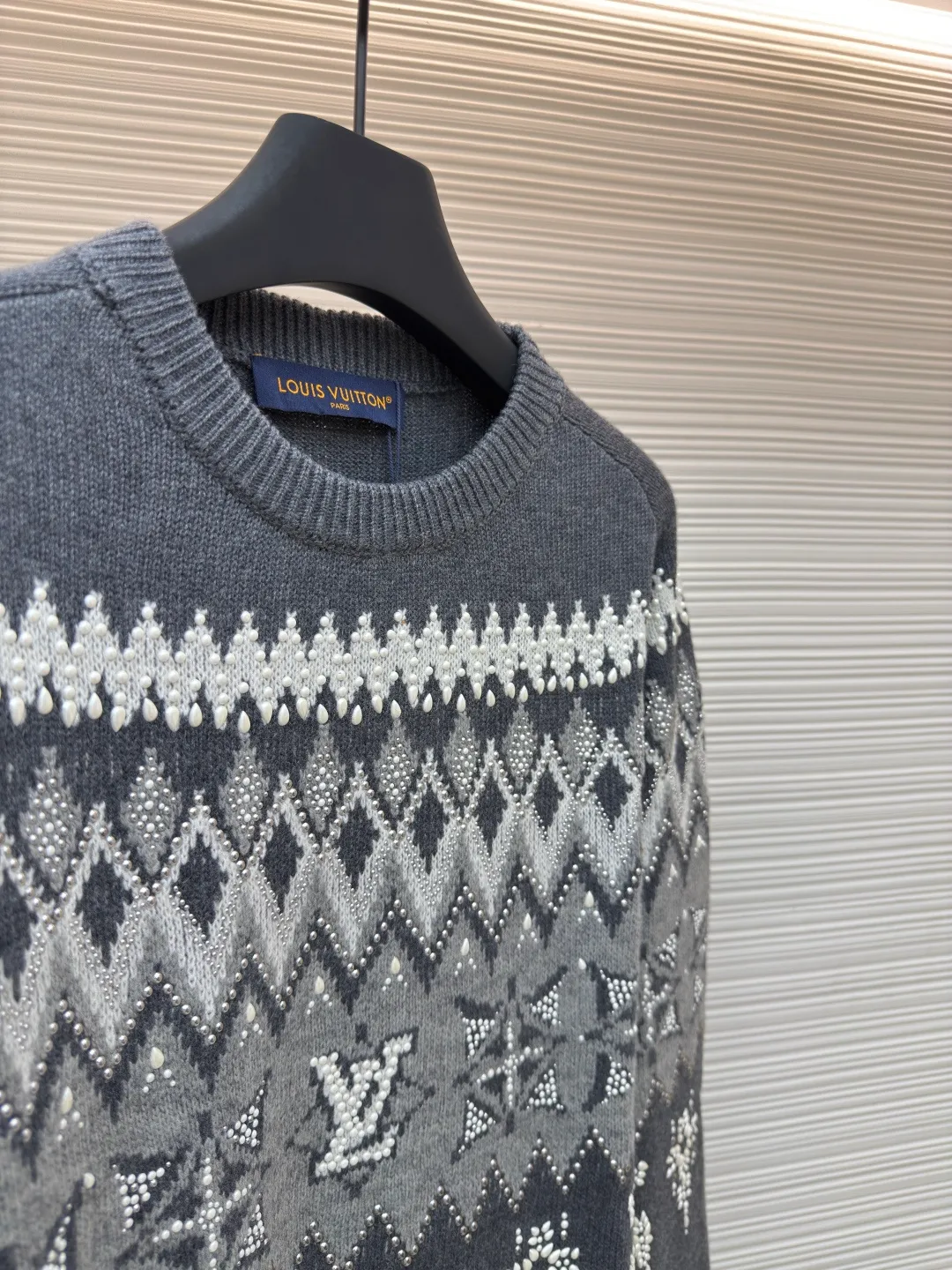 LOUIS VUITTON diamond-filled snowflake sweater ●Authentic product: 27500 purchased and developed ●Item number: 1680456-D60 ●Fabric: wool fabric ●Technology: knitted production ●Version: fitted version ●Weight: about 775 grams ●Size: The overall particles of the imported beads are uniform in color and full of brightness. The number and size of the beads are at the limit, and they are particularly easy to position. The beads are placed manually, from large to small, and the cannon beads are manually placed each time. A piece of clothing needs to be manually placed in dozens of positions, which is super time-consuming. The labor cost alone is equivalent to the cost of an ordinary sweater. The process is extremely complex and cumbersome. The high-temperature operation of a pneumatic heat press machine positions the beads in an array and combination. The overall wiring is straight and delicate, the fabric is comfortable and soft, and the color is consistent without color difference. It can be matched with the same style to create a fashionable look and control various occasions. Customized accessories, complete with three standards, same style for men and women!